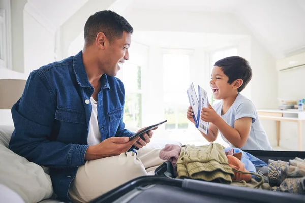 Flugticket Gepäck Und Vater Mit Aufgeregter Familie Und Urlaubskoffer Mit — Stockfoto