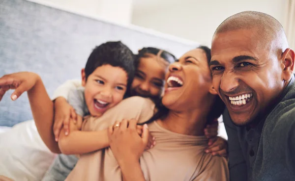 Family Laughing Together Parents Children Home Fun Comedy People Bonding — Stock Photo, Image