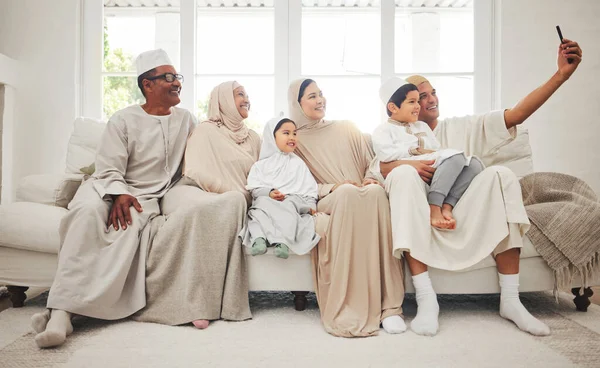 自撮り イスラム教と笑顔でソファの上に大きな家族 祖父母とアラブの家庭で子供たちと親 ムスリム男性の肖像 ヒジャーブの女性 幸せな子供たち ソファに座っている世代 — ストック写真