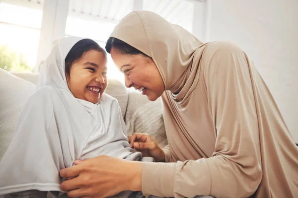 イスラム教徒の祖母 幸せな子供や家族の絆 一緒に質の高い時間をお楽しみください ラウンジソファ 面白いまたはイスラムの祖母 若者や遊びの人々は自宅で笑う — ストック写真