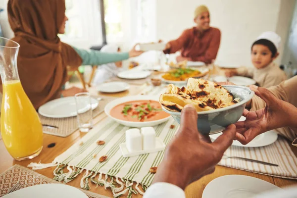 Comida Roti Muçulmano Com Mãos Família Mesa Para Eid Mubarak — Fotografia de Stock