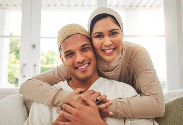 肖像画 イスラム教と幸せなカップルは笑顔でソファに抱擁 文化やトルコの自宅で愛 ムスリム男性の顔 ヒジャーブの女性 ソファでの結婚における幸福 尊敬と宗教 — ストック写真