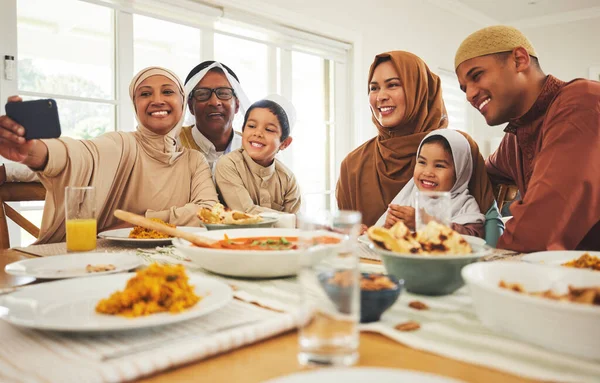 フード セルフィー イスラム教のお祝いや昼食のためのテーブルで大きな家族とイスラム教徒 イスラム教と宗教の休日のために家で食べる人々とラマダーン祭 文化とイフタール — ストック写真