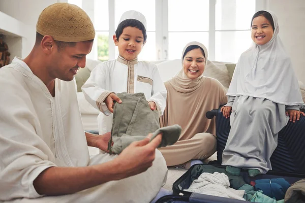 开斋节 打包和一个穆斯林家庭在一个房子里度假 或者一起准备度假 带小孩的伊斯兰父母和衣袋 旅行或朝圣 — 图库照片