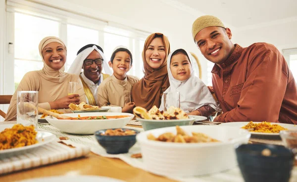 Jídlo Portrét Muslim Velkou Rodinou Stolu Pro Eid Mubarak Islámské — Stock fotografie