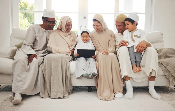 幸福的家庭 穆斯林父母或带着电子学习 伊斯兰信息或在真主或上帝那里学习的平板电脑的孩子 祖父母 父亲或阿拉伯母亲 带着孩子在家里阅读关于礼拜的在线电子书 — 图库照片