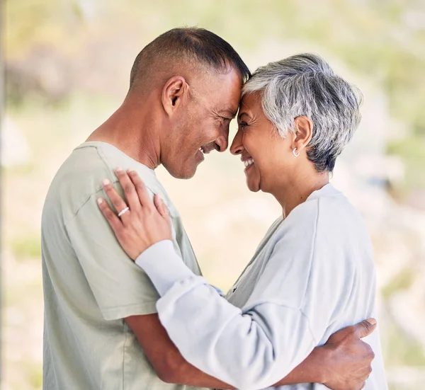 Seniorenpaar Gelukkig Samen Liefde Huwelijk Knuffel Met Ondersteuning Natuur Tuin — Stockfoto