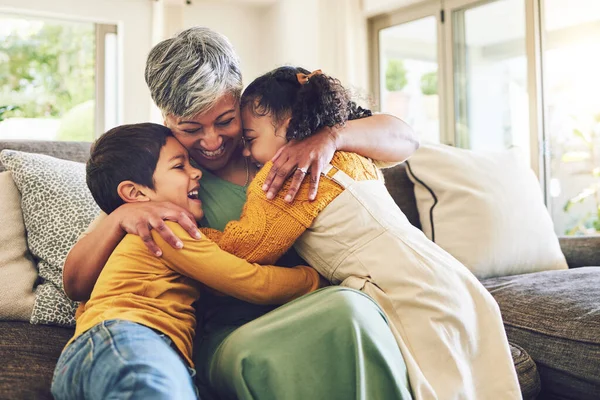 Abraço Avó Crianças Felizes Sofá Com Amor Desfrutando Tempo Ligação — Fotografia de Stock