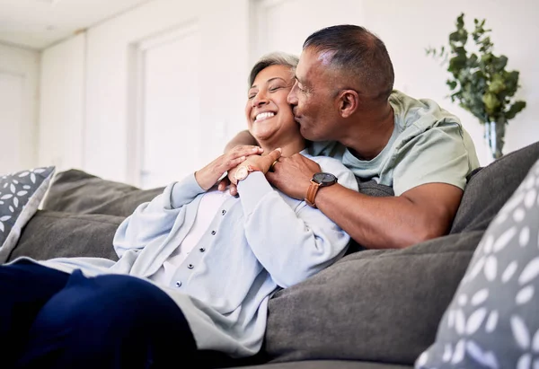 Sarıl Sürpriz Öpücük Mutlu Yaşlı Çiftler Arası Bağ Rahatla Birlikte — Stok fotoğraf