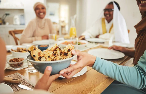 庆祝和穆斯林与大家庭一起在餐桌前吃饭 吃伊斯兰式的和午餐 斋月节庆 文化和宗教节日 人们在家里吃饭是为了禁食 健康和宗教节日 — 图库照片
