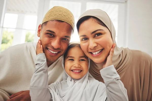 Islam Portrait Smile Parents Kid Living Room Eid Mom Dad — Stock Photo, Image