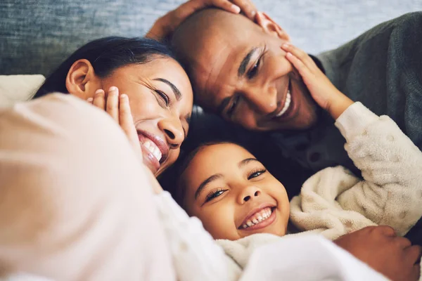 Huis Familie Ouders Ontspannen Kwaliteit Tijd Geluk Met Hechting Vrede — Stockfoto