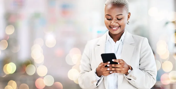 バナー ビジネスやスマートフォンの黒人女性 企業のコミュニケーションと笑顔で入力し モックアップスペース 電話を使用してBokeh 電子メールやネットワーク ソーシャルメディアマーケティングや女性の専門家 — ストック写真