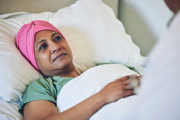 治療や回復のために病院でベッドの中でイスラム教徒の女性と医療 医療や癌 イスラム教 医学または化学療法のためのクリニックで病気や疲れ成熟した患者と病院で悲しい人 — ストック写真