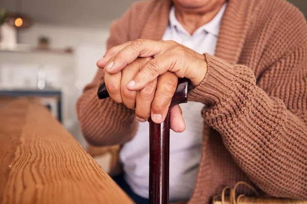Close Mãos Cana Pessoa Com Deficiência Artrite Ajuda Osteoporose Parkinson — Fotografia de Stock
