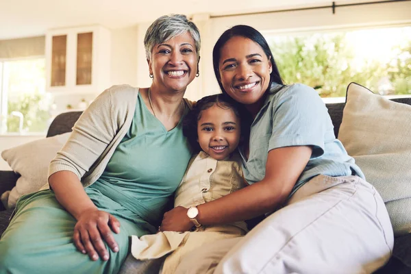 Anne Büyükanne Mutlu Bir Ailenin Portresi Sevgi Dolu Bir Kanepede — Stok fotoğraf