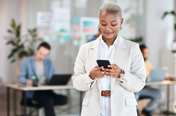 ビジネスと黒の女性は 会社で幸せとソーシャルメディアを入力します スマートフォン ネットワーキング アフリカの専門家の読書電子メール インターネット上のメッセージやニュース オフィスでオンラインアプリやテキストメッセージ — ストック写真