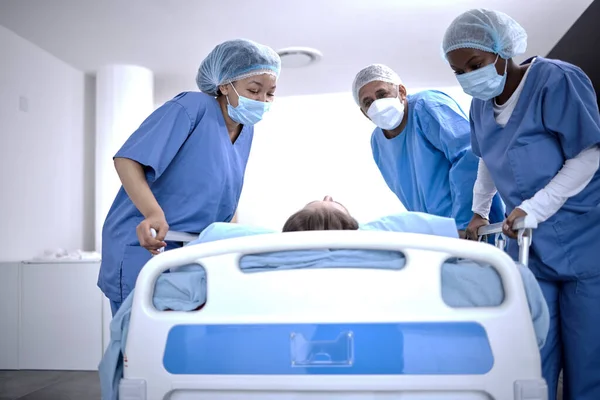 Covid Chirurgie Artsen Met Een Patiënt Voor Een Check Gezondheidszorg — Stockfoto