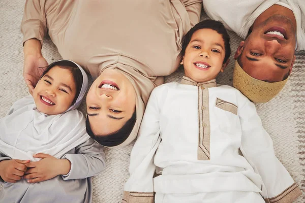 Sonrisa Retrato Piso Familia Musulmana Madre Padre Hijos Sonríen Aman —  Fotos de Stock