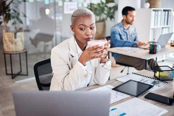 Denken Koffie Zakelijke Zwarte Vrouw Laptop Werken Aan Online Voorstel — Stockfoto