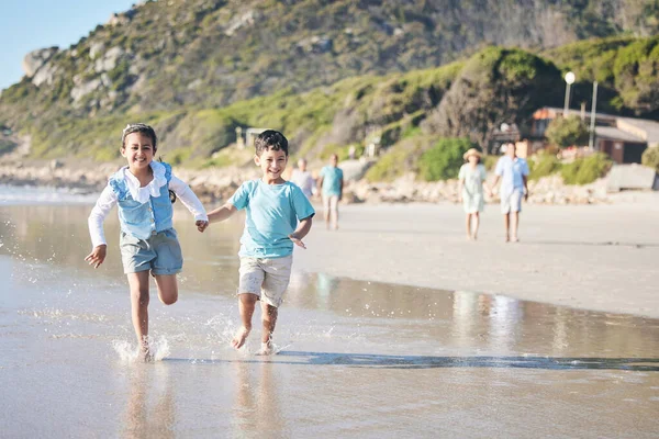 ビーチで走っている子供たち 兄弟姉妹 興奮し 休暇で手をつないでいます ハワイの夏のための海によるレース ゲーム 自由と子供たち 幸せと遊び心 — ストック写真