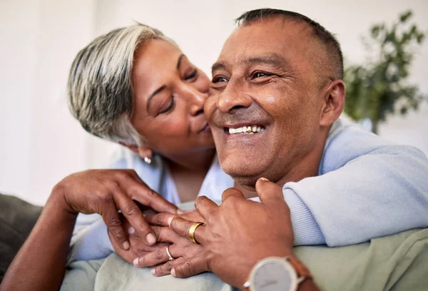 Yüz Öpücük Mutlu Yaşlı Çift Kucaklaşır Destek Olur Birlikte Vakit — Stok fotoğraf