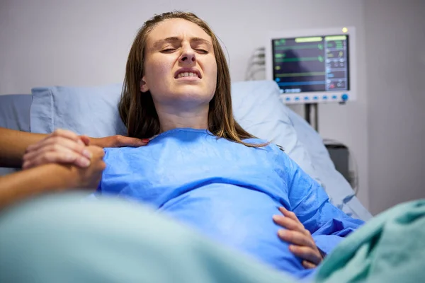 Zwangere Vrouw Ziekenhuis Bevalling Met Push Hand Hand Ondersteuning Bed — Stockfoto