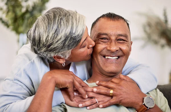 Aşk Portresi Öpücük Mutlu Yaşlı Çift Bağı Rahatlayın Birlikte Vakit — Stok fotoğraf