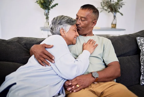 Aşk Öpücüğü Veya Yaşlı Çiftler Gülümser Sarılır Birlikte Güzel Vakit — Stok fotoğraf