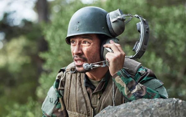 和一个男人带着耳机在战场上交流 帮助或呼叫危险 英雄和军人 为安全起见 带着支持 谈话或建议的工具 — 图库照片