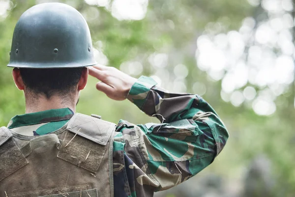 Armia Człowiek Powrotem Salutować Portret Wojsku Weterana Bezpieczeństwa Ochrony Walki — Zdjęcie stockowe