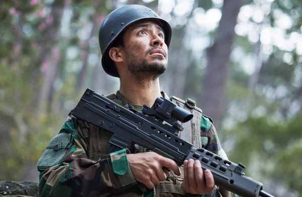 Soldat Armé Och Man Tänker Med Pistol Skogsträning Utomhusskytte Eller — Stockfoto