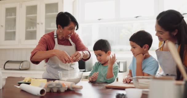 Γιαγιά Μαμά Ενθουσιασμένα Παιδιά Ψήσιμο Στην Κουζίνα Μια Ευτυχισμένη Οικογένεια — Αρχείο Βίντεο