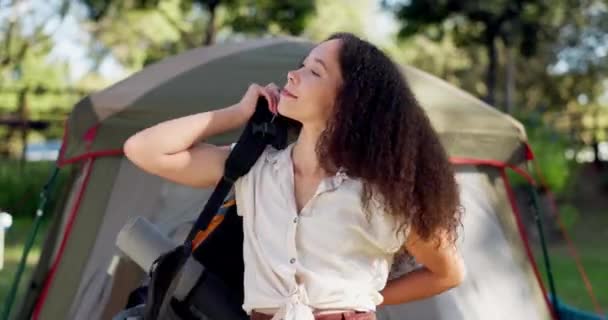 Camping Sonrisa Una Mujer Con Una Mochila Naturaleza Para Hacer — Vídeos de Stock