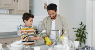 Takım çalışması, baba ya da çocuk bulaşık yıkama, aile evindeki mutfak lavabosunda temizlik desteği. Gülümse, sabun ya da çocuğun öğrenmesi, temizlik yapması ya da sağlıklı hijyen için mutlu bir babaya yardım etmesi..