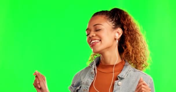 Femme Heureuse Dansant Écoutant Musique Sur Écran Vert Sur Fond — Video