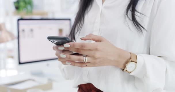 オフィスでのコミュニケーションやオンライン研究のためのビジネス女性 手や電話チャット 職場での閲覧 テキストメッセージ ネットワーキングのための携帯電話アプリに入力する女性従業員の手 — ストック動画