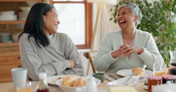 健康と健康のためのテーブルで食べ物を持つ家族の家で話している抱擁 朝食と女性 愛とダイニングルームで一緒に母親 人々や友人 ケアとの関係についての会話 — ストック動画
