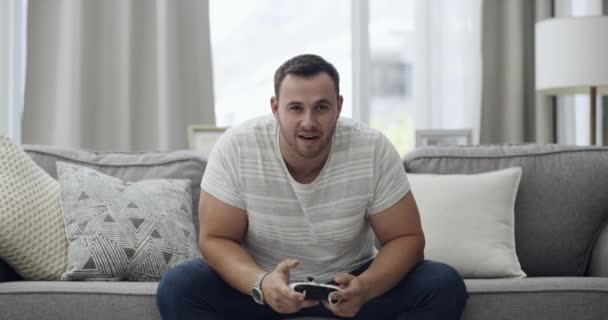 Homme Contrôleur Jeu Vidéo Frustré Sur Canapé Pour Les Sports — Video