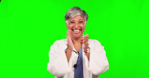 Pantalla Verde Mujer Feliz Mayor Médico Con Aplausos Por Los — Vídeos de Stock