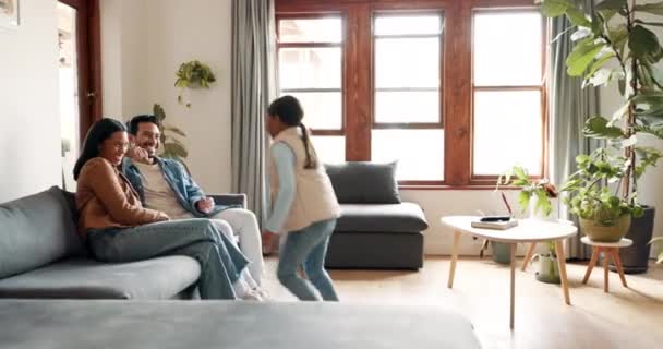 Hjem Knus Pige Med Sine Forældre Sofa Lykke Med Limning – Stock-video