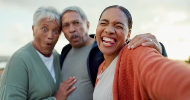 Selfie Divertente Donna Con Suoi Genitori Anziani Una Vacanza Famiglia — Video Stock