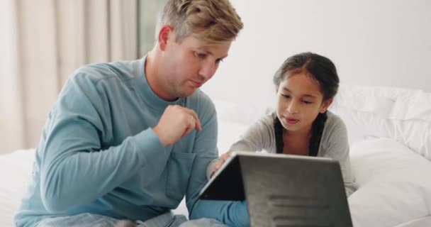 平板电脑和父亲与女儿在卧室流媒体 网站和社交媒体 在家里与男人和孩子一起玩游戏 上网和交流 享受电子学习和科技 — 图库视频影像
