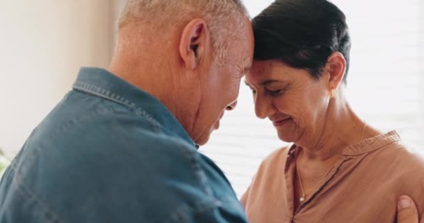 Aşk Alın Öpücüğü Yaşlı Çift Mutlu Gülümseyin Birlikte Güzel Vakit — Stok video