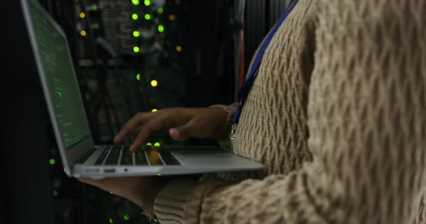 Salle Serveurs Ordinateur Portable Mains Technicien Codage Programmation Code Cybersécurité — Video
