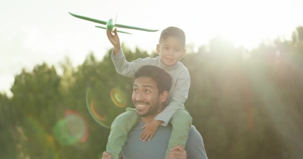 Pai Filho Ombros Com Avião Brinquedos Jogos Natureza Parque Quintal — Vídeo de Stock