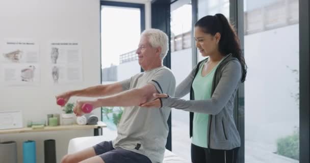 Beratung Hantel Und Physiotherapie Mit Alten Männern Und Frauen Büro — Stockvideo