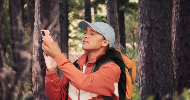 Mulher Caminhadas Telefone Com Problema Rede Natureza Para Viajar Frustrado — Vídeo de Stock