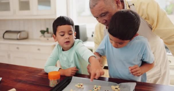 Bakken Koekjes Grootvader Met Kinderen Keuken Maken Samen Zoete Lekkernijen — Stockvideo