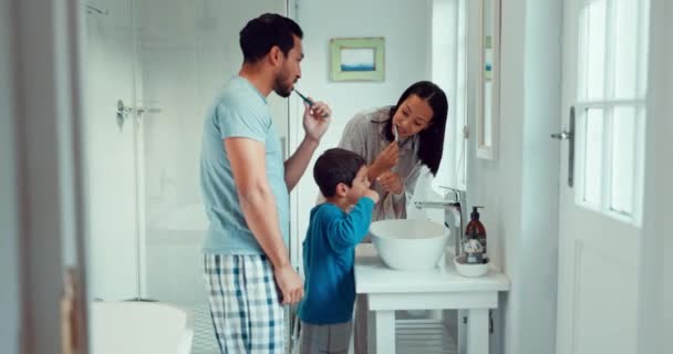 在学习或教授牙科卫生时 孩子和刷牙者在家中的浴室里 一个女人 男人和小孩 带着牙刷和牙膏 为了健康 清洁嘴和健康 — 图库视频影像